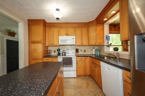 18 Hunter Ct, Goffstown NH  03045-1629 exterior