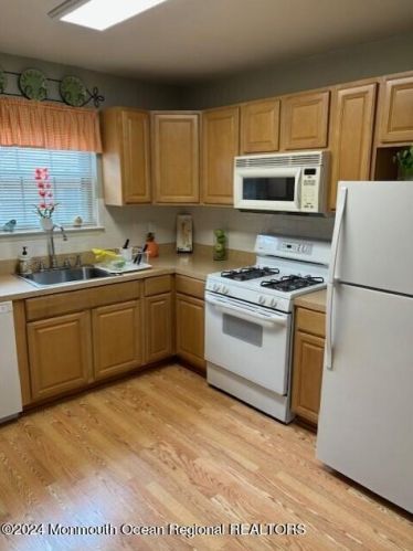 606 Bromelia Ct, Jackson Twp NJ  08527-4128 exterior