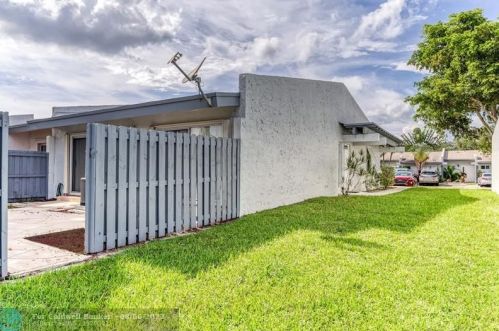 2327 37 Ave, Hollywood FL 33021-3626 exterior