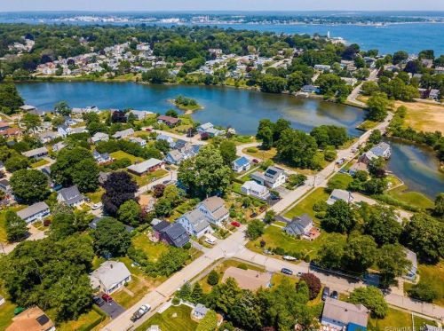 21 Greenfield St, Waterford CT  06385-3907 exterior