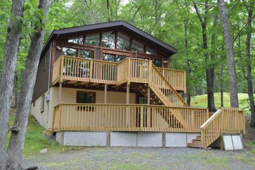 235 Forest Ridge Dr, Hawley, PA 18428-4006