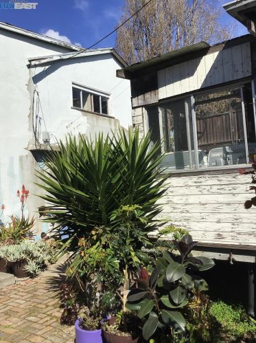 1090 65 St, Oakland CA 94608-1119 exterior