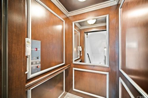 920 Kings Rd, Newport Beach CA  92663-5718 exterior