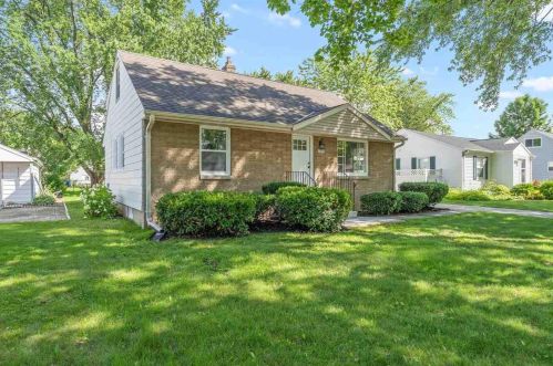 2275 Magnolia Ln, Green Bay, WI 54304-4817
