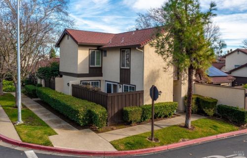 101 Fairoaks Dr, Vacaville CA  95688-5319 exterior