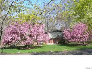 26 Robin Hood Rd, Airmont, NY 10901-3818