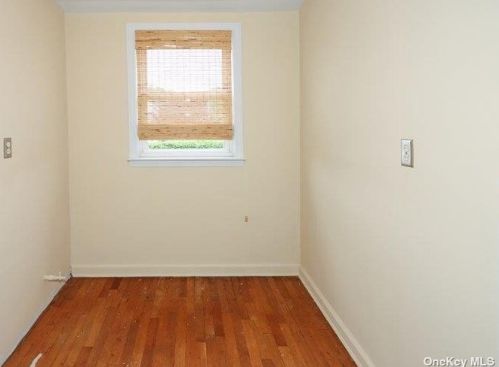 35 Walsh Ln, Westbury NY  11590-1029 exterior