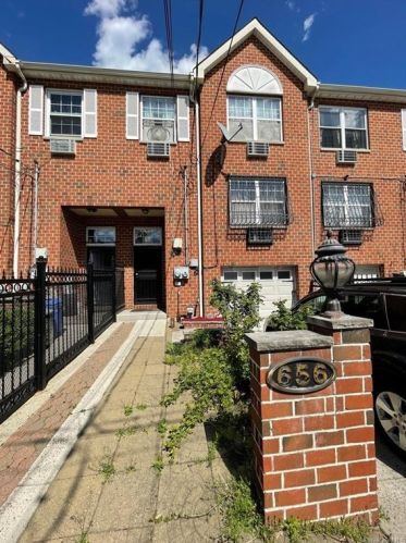 656 Underhill Ave, Bronx, NY 10473-2926