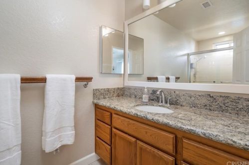 19032 Avenue Of The Oaks, Santa Clarita CA  91321-1444 exterior