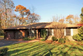 11 Quaker Hill Rd, Stonybrook, NY 11790-1546