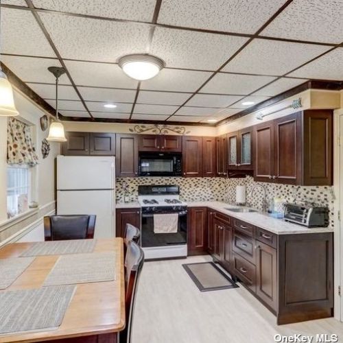 64 Birch St, Lake Grove NY  11755-2743 exterior