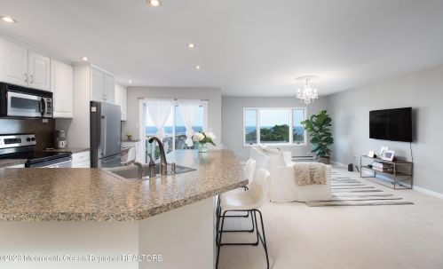 3 Hillside Ct, Monmouth Hills, NJ 07732