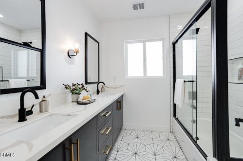 12432 La Maida St, North Hollywood CA  91607-3507 exterior