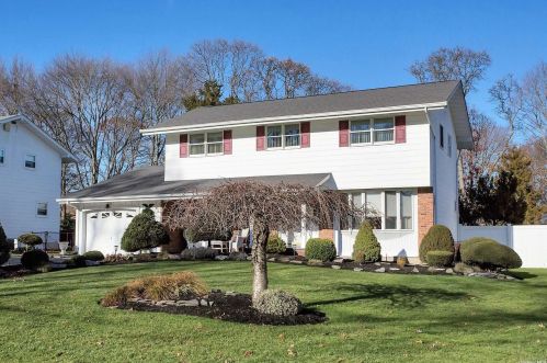 66 Eagle Ln, Hauppauge, NY 11788-2214