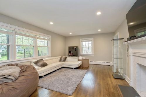 110 Douglas Rd, Chappaqua NY  10514-3134 exterior