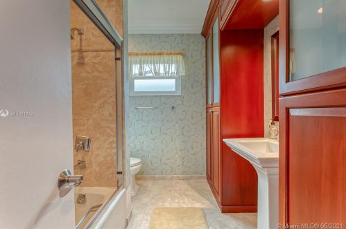 7440 Twin Sabal Dr, Hialeah FL  33014-2529 exterior