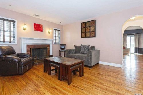 90 Primrose Dr, New Hyde Park NY  11040-2140 exterior