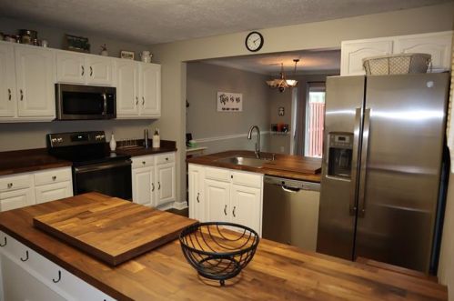 402 Chelsea Dr, Imperial, PA 15126-9294