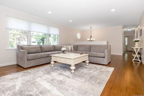 75 Sara Ln, New Rochelle, NY 10804-3425