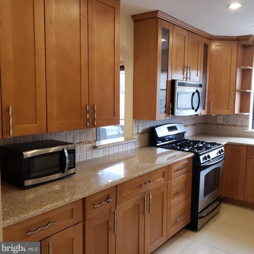 421 Woodmill Dr, East Windsor NJ  08512-2510 exterior