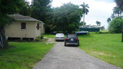 608 Canal St, Belle Glade, FL 33430-3550