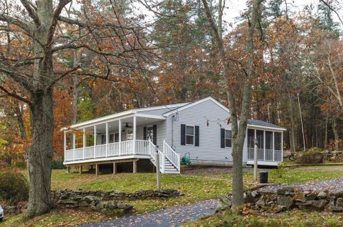 8 Walnut Hill Rd, Sandown NH  03873-2305 exterior