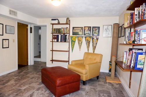 180 Long Hill Rd, Wallingford CT  06492-4934 exterior