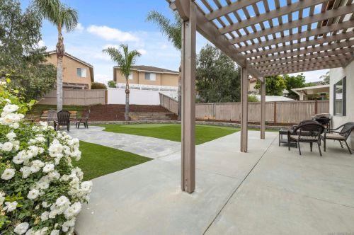 42092 Orange Blossom Dr, Temecula CA  92591-5542 exterior