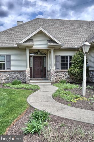 2470 Zell Ct, Hummelstown, PA 17036-6818