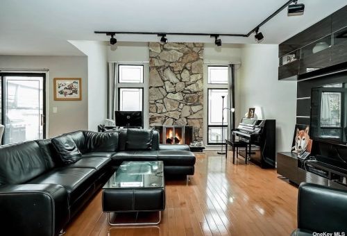 8 Wimbledon Ct, Muttontown NY  11753-2821 exterior