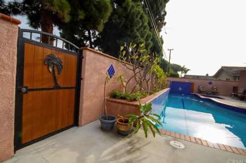 832 Stevely Ave, Long Beach CA 90808-4438 exterior