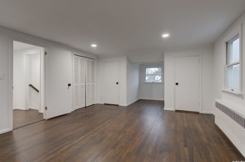 104 Woodoak Dr, Westbury NY  11590-1033 exterior