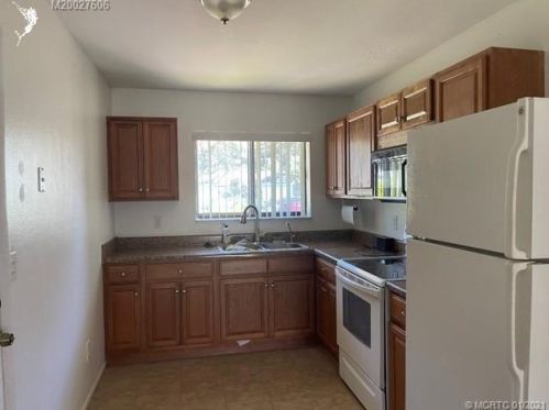 1955 7th Ct, Vero Beach, FL 32962-7042