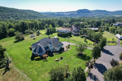 16 Marie Ln, Wallingford CT  06492-1935 exterior