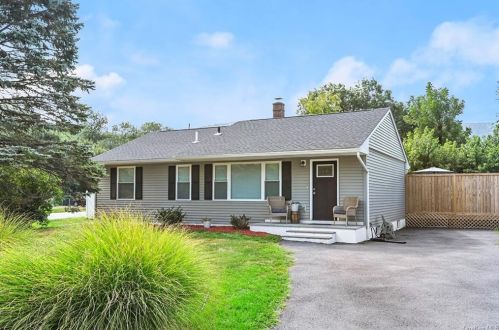 8 Heath Rd, Fishkill, NY 12524-2026