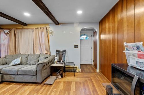 17 Galant Dr, Warwick, RI 02886-2319