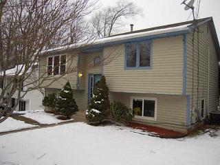 91 Winterberry Rd, South Kingstown RI  02874-2438 exterior