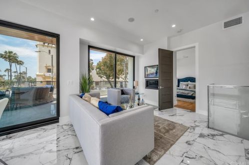 242 Broadway, Redondo Beach CA  90277-3332 exterior
