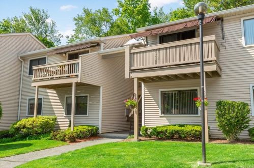 96 Molly Pitcher Ln, Yorktown Hgts NY  10598-1518 exterior