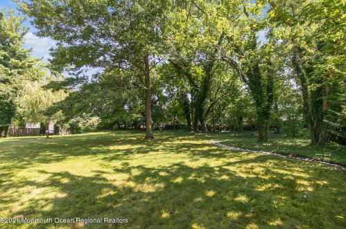 38 Laurie Ln, Little Silver, NJ 07739-1508