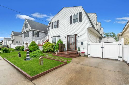 163 Santa Barbara Rd, North Lindenhurst, NY 11757-6711