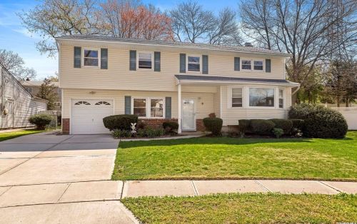 3 Ascot Ct, Huntington Station, NY 11746-6906