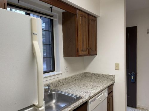 29 Andover Ct, Brookfield Center, CT 06804-2725