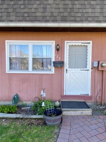 123 Chrystal Dr, Maybrook, NY 12543-1105