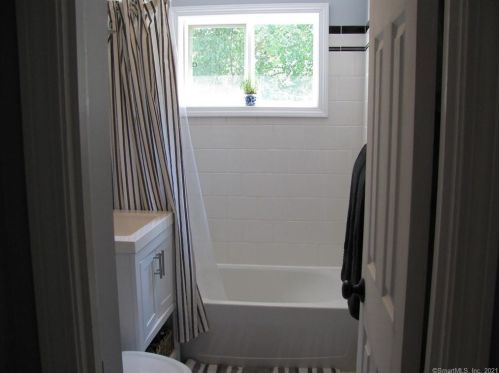 24 Mohican Ln, Wallingford CT  06492-2810 exterior