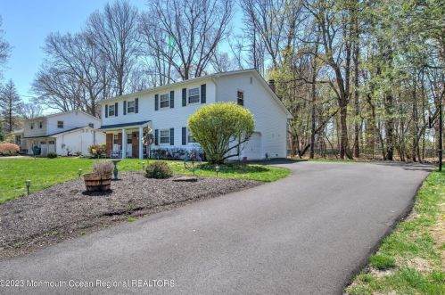 9 Lindsay Dr, Morganville, NJ 07751-1553
