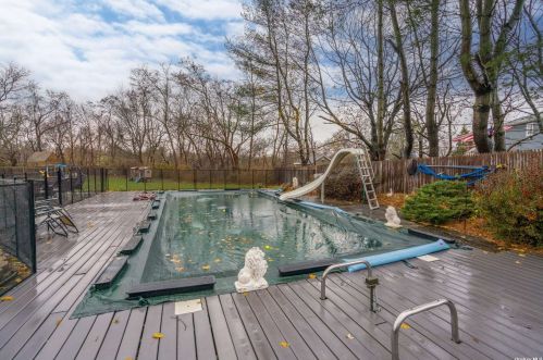 8 Valiant Ct, Mount Sinai NY  11766-2915 exterior