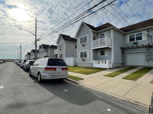 121 Beach 61st St, Far Rockaway, NY 11692-1855