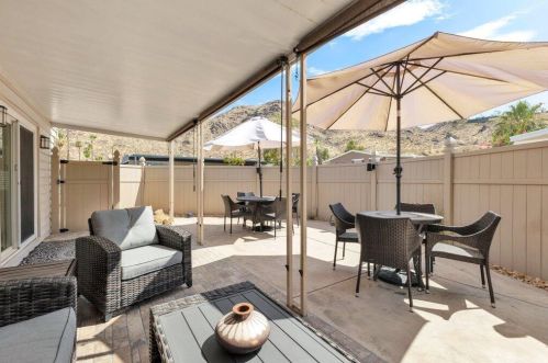 70 Santa Monica St, Palm Springs CA  92264-5257 exterior