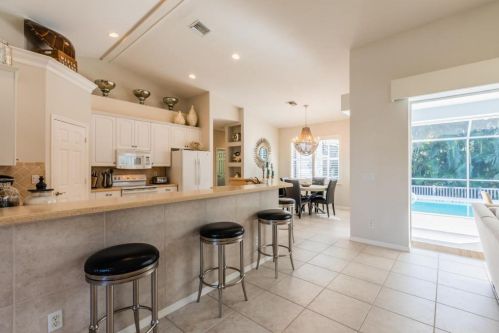 521 Elk Cir, Marco Island, FL 34145-2409